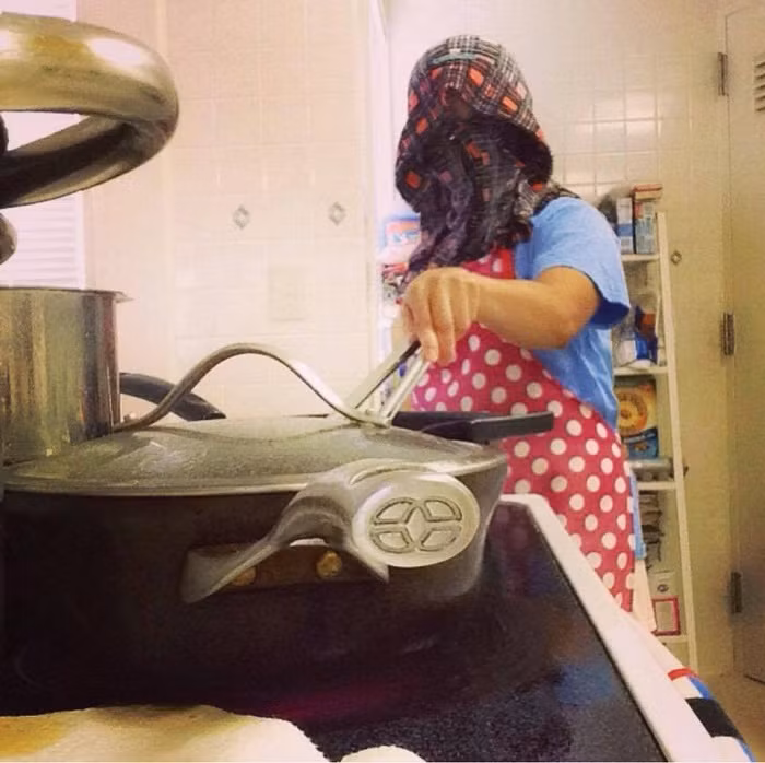 Các "đức ông chồng" chẳng khác gì nhân vật Ninja khi bước vào bếp trổ tài nấu nướng cho vợ và người yêu ngày Valentine.