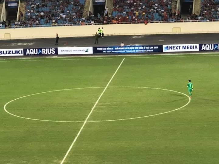 Sự nhàn rỗi của Bùi Tiến Dũng khiến anh lên tận giữa sân để xem diễn biến trận đấu giữa U23 Việt Nam và U23 Brunei.