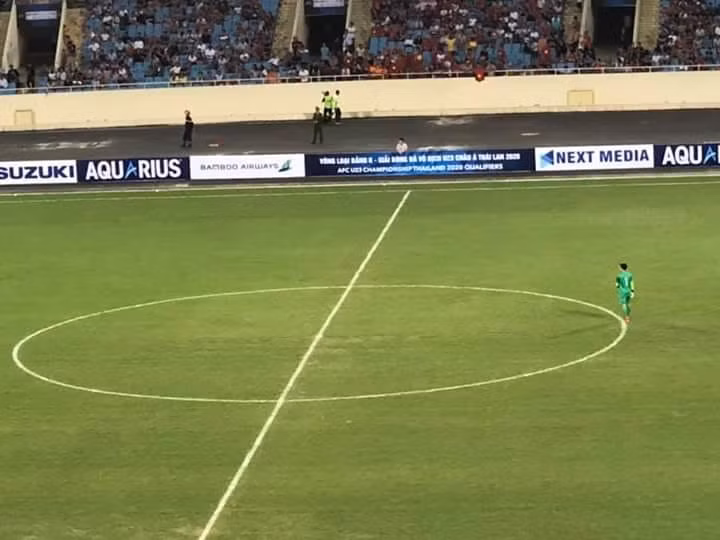 Sự nhàn rỗi của Bùi Tiến Dũng khiến anh lên tận giữa sân để xem diễn biến trận đấu giữa U23 Việt Nam và U23 Brunei.