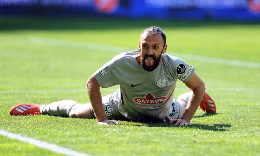 Nhật báo Fanatik đưa tin tuyển trạch viên phụ trách khu vực Đông Âu của MU Krsto Kilibarda, bị bắt gặp có mặt trên khán đài trận đấu giữa Fenerbahce và Alanyaspor tại giải VĐQG Thổ Nhĩ Kỳ hôm thứ Ba. Ông Kilibarda hiện diện tại đây để xem giò tiền đạo người Kosovo đang khoác áo Fenerbahce, Vedat Muriqi.