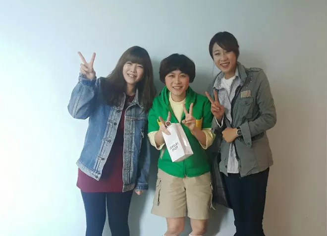 Oh Hyeon Jeong sở hữu khuôn mặt khả ái, ưa nhìn, nụ cười duyên dáng và thân hình đầy sexy. Ngay sau khi bước ra sân bắt chính ở trận đấu giữa ĐT Việt Nam và Myanmar, cô nàng trọng tài 28 tuổi này được dân mạng tìm kiếm rất nhiều trên internet.