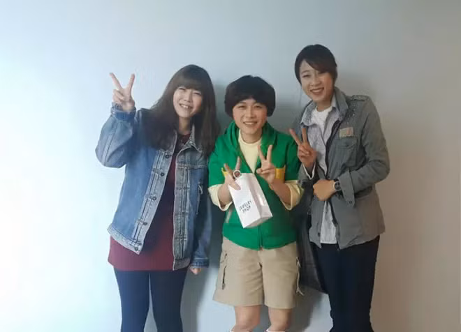 Oh Hyeon Jeong sở hữu khuôn mặt khả ái, ưa nhìn, nụ cười duyên dáng và thân hình đầy sexy. Ngay sau khi bước ra sân bắt chính ở trận đấu giữa ĐT Việt Nam và Myanmar, cô nàng trọng tài 28 tuổi này được dân mạng tìm kiếm rất nhiều trên internet.