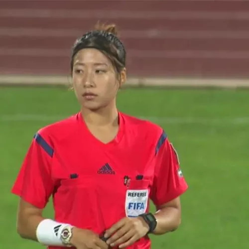 Nữ trọng tài sinh năm 1988 người Hàn Quốc này có tên Oh Hyeon Jeong. Cô đã có kinh nghiệm 2 năm làm trọng tài bóng đá nữ.