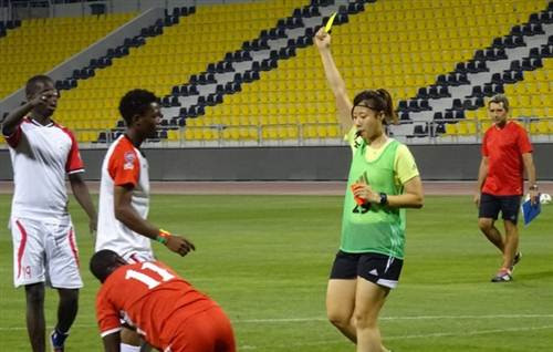 Nữ trọng tài xinh đẹp, Oh Hyeon Jeong trong một buổi bắt tập do FIFA tổ chức. Dù ở góc độ nào, cô nàng người Hàn Quốc này đều toát lên vẻ tự tin và đẹp khiến người không rời mắt ngắm nhìn. Ảnh: Internet.