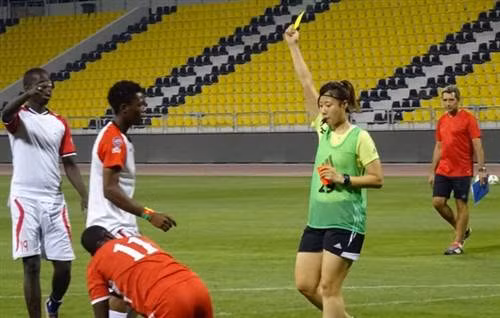 Nữ trọng tài xinh đẹp, Oh Hyeon Jeong trong một buổi bắt tập do FIFA tổ chức. Dù ở góc độ nào, cô nàng người Hàn Quốc này đều toát lên vẻ tự tin và đẹp khiến người không rời mắt ngắm nhìn. Ảnh: Internet.