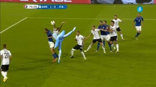 Kỳ Euro 2016 có muôn vàn những cảnh tượng thú vị. Mới đây, tình huống Jerome Boateng để bóng chạm tay tai hại dẫn tới quả 11m trong trận tứ kết giữa Đức và Italy đã trở thành chủ đề hot để dân mạng chế ảnh.