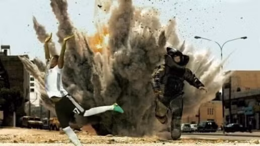 Cũng từ pha bóng hài hước này rất nhiều những bức ảnh chế đã được dân mạng ghép hình vô cùng tinh tế. Boateng thoát nạn sau vụ nổ kinh hoàng nhờ pha bay người đẹp mắt.