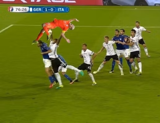 Với tình huống để tay chạm bóng trong vòng cấm, Boateng đã biếu không cho ĐT Italy một quả 11m nhưng rất may mắn cho anh khi các đồng đội sửa sai bằng loạt sút penalty cân não.