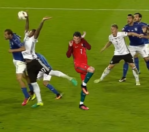 Pha bay người để tay chạm bóng của Boateng khiến Cris Ronaldo phải nhón chân khiếp sợ.