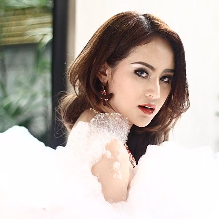 Chính từ vẻ đẹp của mình, cô nàng chuyển giới này đã kiếm được vô số những bản hợp đồng quảng cáo cũng như làm người mẫu ảnh.