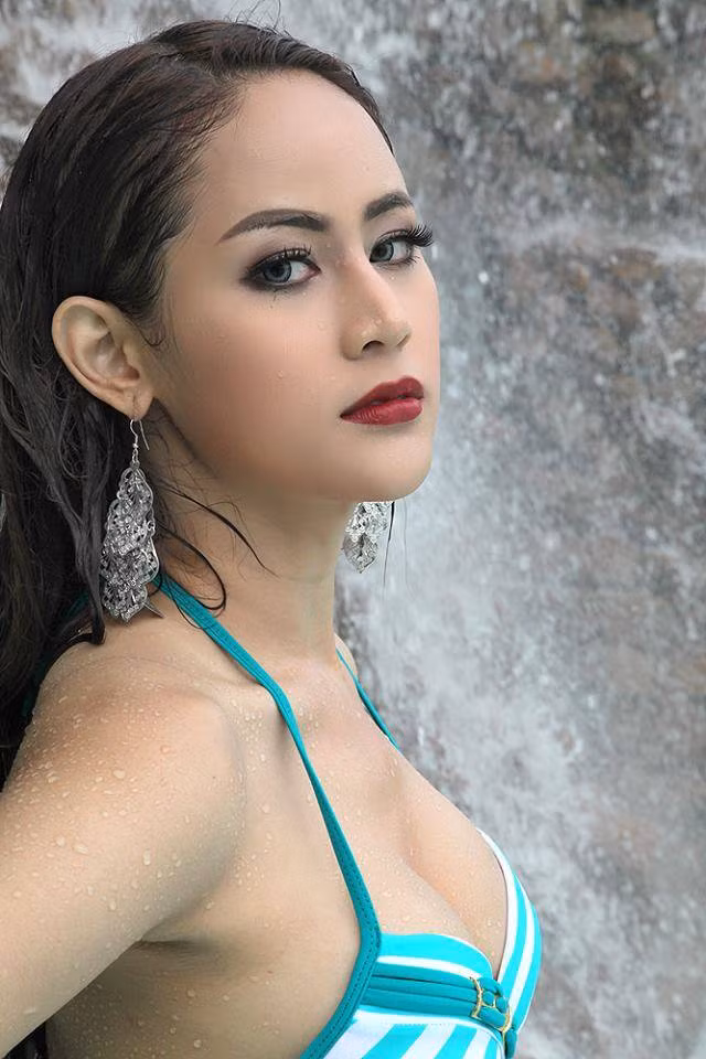 Sau ca phẫu thuật thẩm mỹ, Namkleng đã sở hữu vẻ đẹp hoàn mỹ như mong muốn với làn da trắng nõn nà, gương mặt nhỏ nhắn với những đường nét thanh tú, ánh mắt hút hồn cùng nụ cười đẹp.