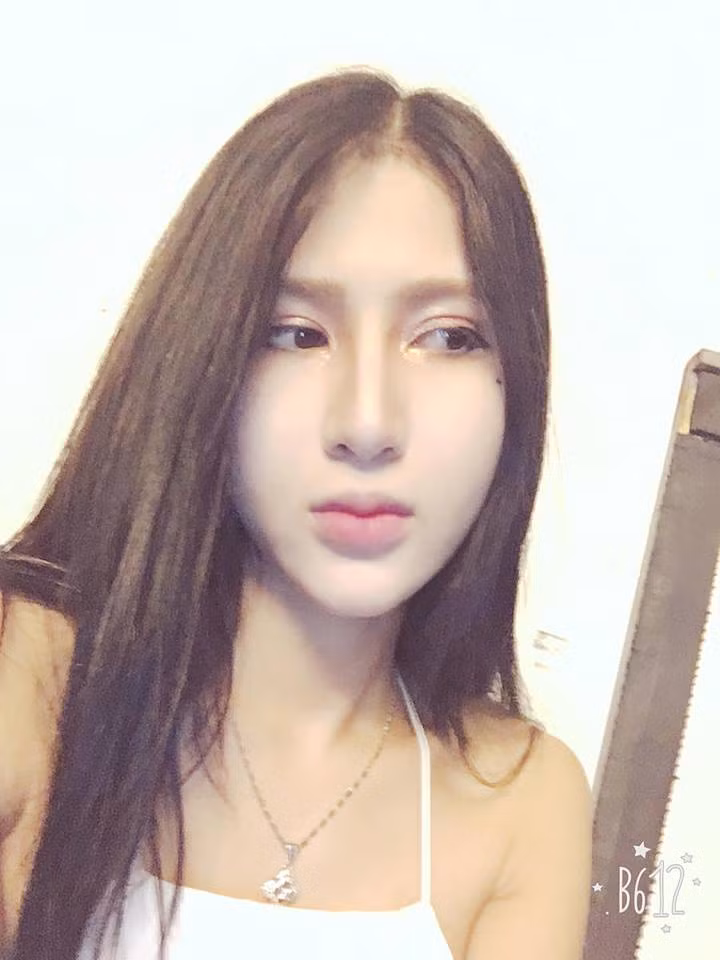 Đang làm công việc vũ công ở các sự kiện và quán bar, Trâm Anh phải make up đậm cùng ánh đèn đèn rất gắt có hại cho làn da... nhưng dường như tất cả những yếu tố đó đều không không ảnh hưởng gì nhiều tới mặt mộc của cô nàng hot girl chuyển giới này.