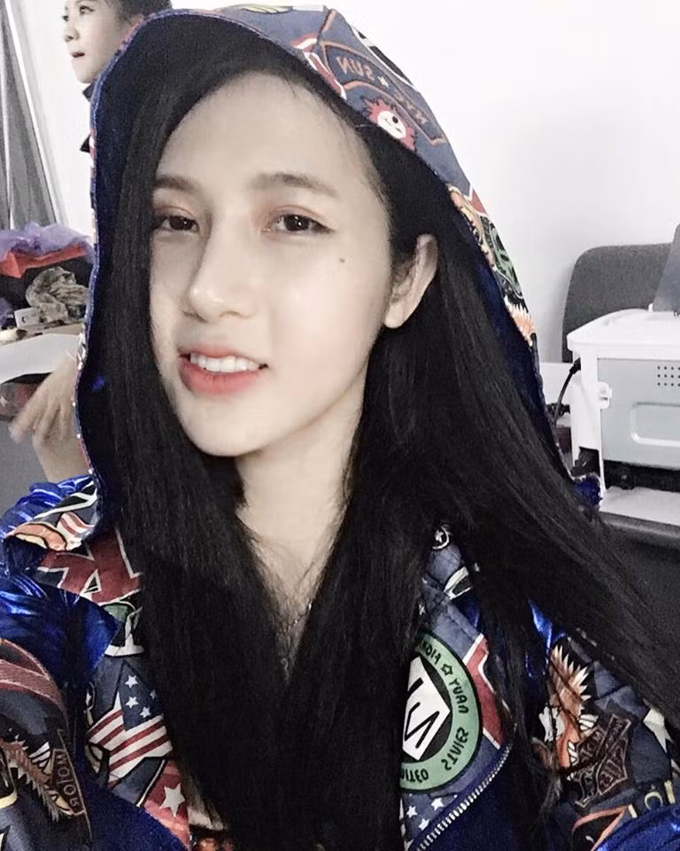 Nếu chỉ nhìn vào thân hình nóng bỏng của Trâm Anh thôi vẫn chưa đủ bởi cô nàng còn có gương mặt mộc tươi tắn, làn da láng mịn mà gần như mọi cô gái đều thèm muốn. Thậm chí ngay cả khi đặt bức ảnh chụp mặt mộc của Trâm Anh bên cạnh những hot girl đình đám hiện nay, cô nàng chuyển giới này có phần nổi trội hơn hẳn.