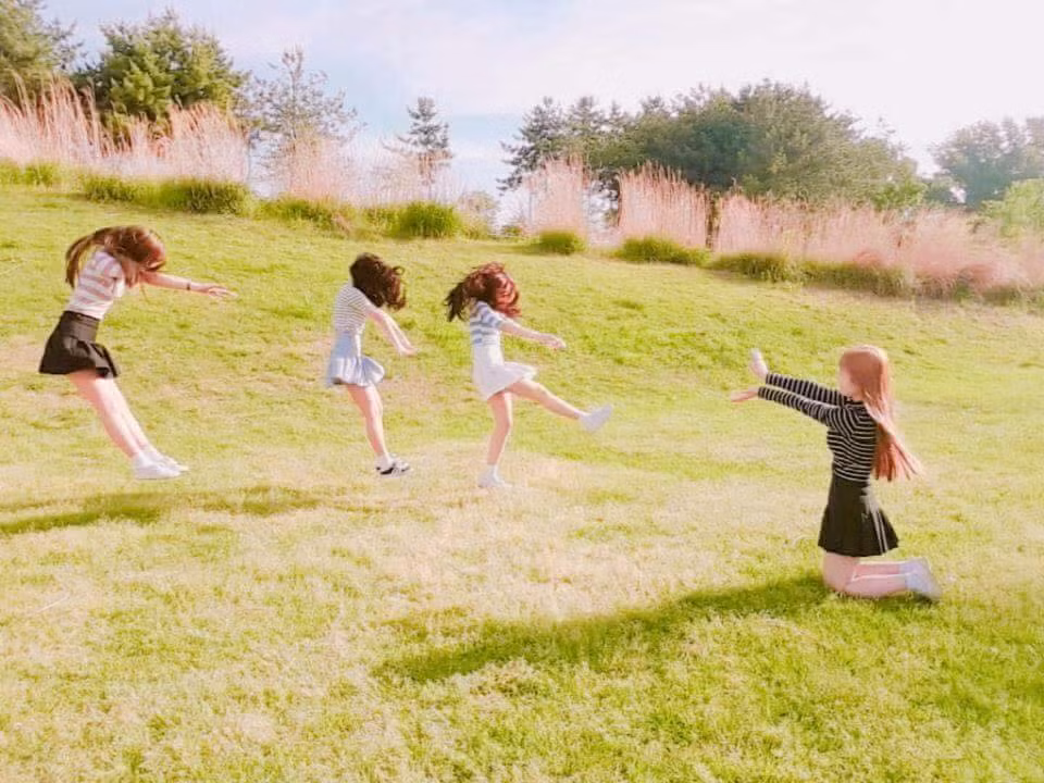 Một số bạn trẻ còn gắn thẻ và rủ bạn mình vào xem để cùng nhau thực hiện những bức ảnh cho lần đi du lịch cùng nhóm bạn sắp tới.