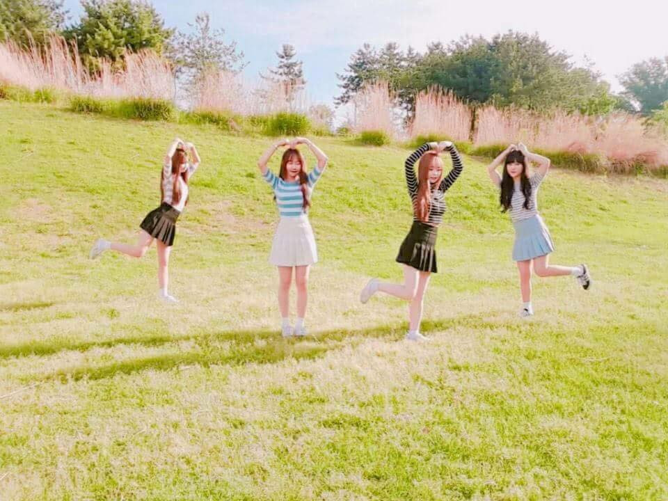 Lần lượt những bức ảnh chụp chung nhóm 4 người được các cô gái tạo dáng khác nhau.