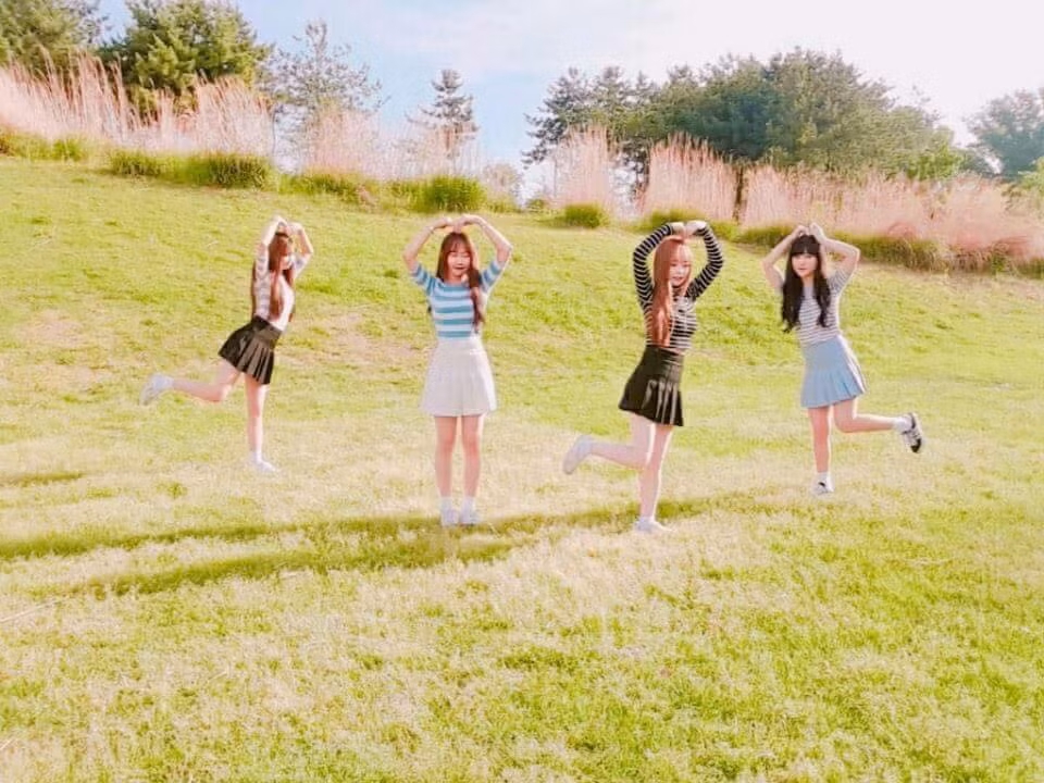 Lần lượt những bức ảnh chụp chung nhóm 4 người được các cô gái tạo dáng khác nhau.