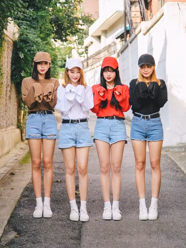 Việc nhóm bạn gái đi du lịch với nhau là điều không còn lạ với cộng đồng mạng. Từ những chuyến đi này, "bản chất" lầy lội của các cô nàng đã được bộc lộ hết và kết quả đó là những bộ ảnh du lịch cực đẹp, mang hơi hướng nhí nhố.