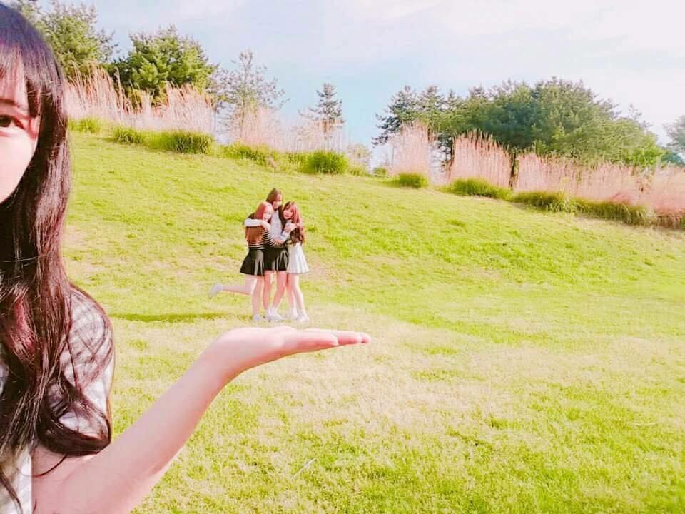 Nickname Hoàng Hải bình luận: "Đã xinh lại còn "lầy" mẫu bạn gái lý tưởng của mình đây rồi. Nhưng tiếc mỗi là các bạn này lại ở Trung Quốc. Nếu ở Việt Nam mình sẽ đi xếp hàng xin làm quen".