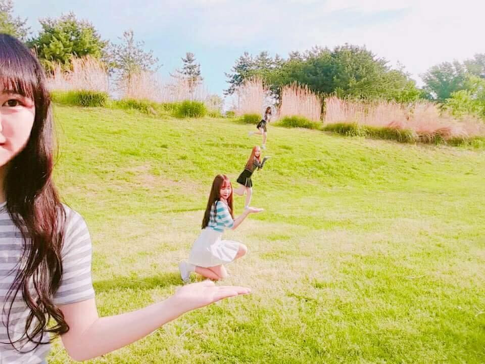 Bối cảnh của các bức ảnh của nhóm 4 cô gái dường như không thay đổi, vẫn là đồng cỏ xanh nhưng cách tạo dáng của họ thay đổi liên tục.