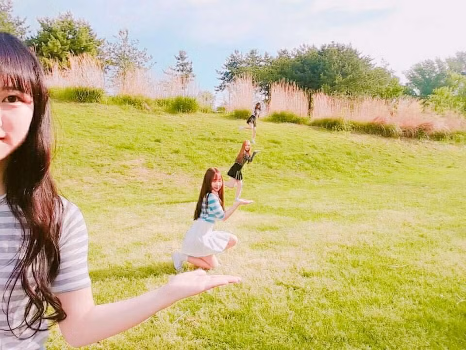 Bối cảnh của các bức ảnh của nhóm 4 cô gái dường như không thay đổi, vẫn là đồng cỏ xanh nhưng cách tạo dáng của họ thay đổi liên tục.