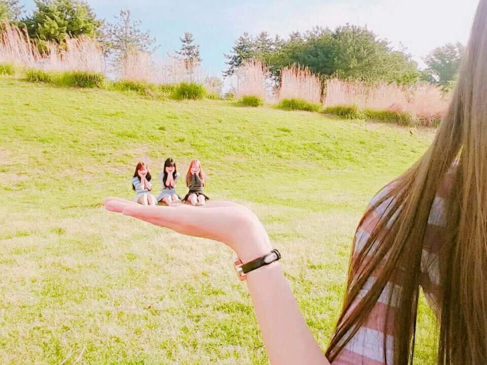 Nickname Lan Hương bình luận: "Sự lầy lội của những bức ảnh này khiến mình và nhóm bạn thực sự muốn xách va-li lên và đi ngay để rồi cùng nhau tạo ra những bức ảnh để đời".