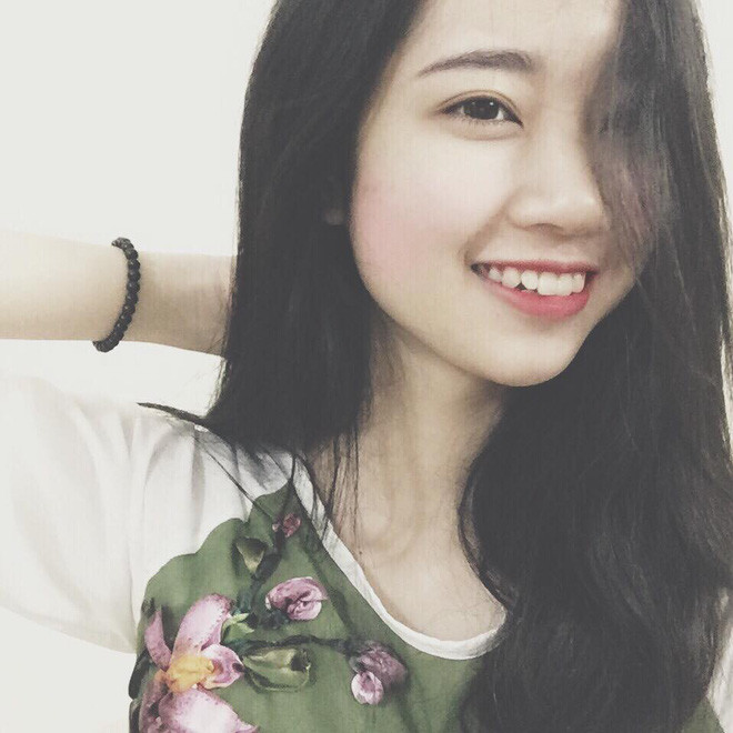 "Mình nhớ nhất lúc đi thực tập ở Hà Nội, có 4 em học sinh, cách nhà mình 15km vẫn đi xe đạp điện đến tặng hoa và chúc mừng cô nhân ngày 20 -11. Hôm đó trời rét kỉ lục luôn ấy. Cảm động nhất là tấm lòng các em ấy dành cho mình. Trước đó, các em cũng qua nhà trọ của nhà mình chơi vài lần, nấu nướng, ăn uống vui lắm", Hà Duyên nhớ lại. 9x cũng không quên kỉ niệm "cứu" học sinh khi các em đang đi chơi mà xe hết điện, phải gọi cô hỗ trợ.