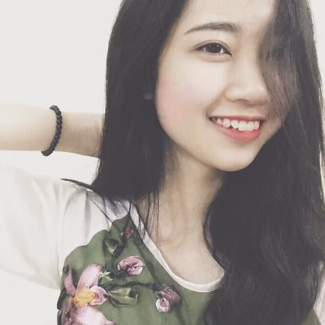 "Mình nhớ nhất lúc đi thực tập ở Hà Nội, có 4 em học sinh, cách nhà mình 15km vẫn đi xe đạp điện đến tặng hoa và chúc mừng cô nhân ngày 20 -11. Hôm đó trời rét kỉ lục luôn ấy. Cảm động nhất là tấm lòng các em ấy dành cho mình. Trước đó, các em cũng qua nhà trọ của nhà mình chơi vài lần, nấu nướng, ăn uống vui lắm", Hà Duyên nhớ lại. 9x cũng không quên kỉ niệm "cứu" học sinh khi các em đang đi chơi mà xe hết điện, phải gọi cô hỗ trợ.