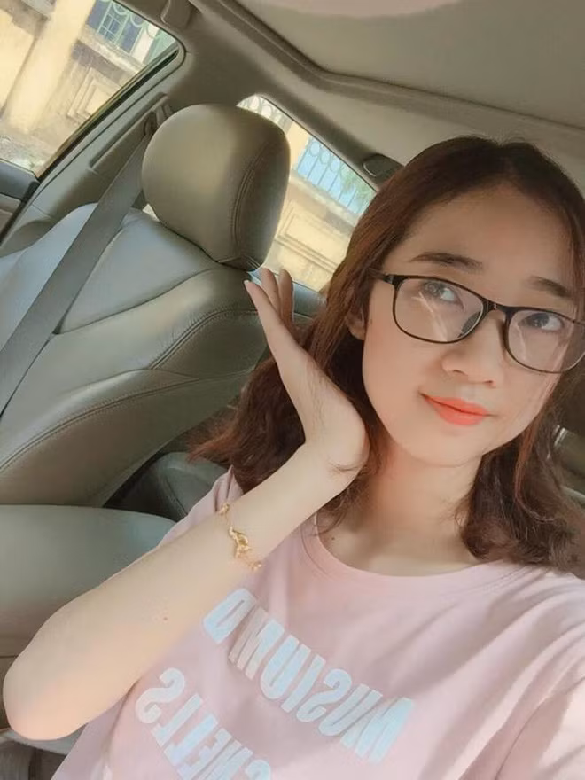 Hà Duyên cho hay làm giáo viên ước mơ từ thuở nhỏ của cô, đến khi đi thực tập, mong muốn ấy càng rõ ràng hơn. Dù thời gian đứng lớp chưa thực sự đáng kể nhưng nữ giáo viên trẻ đã có khá nhiều kỉ niệm với nghề, đặc biệt là với những cô cậu học trò.