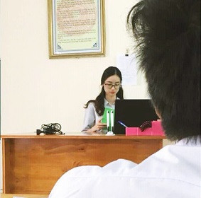 Bức ảnh Hà Duyên bị học sinh chụp lén trong giờ học khiến dân mạng phải cất công đi tìm.