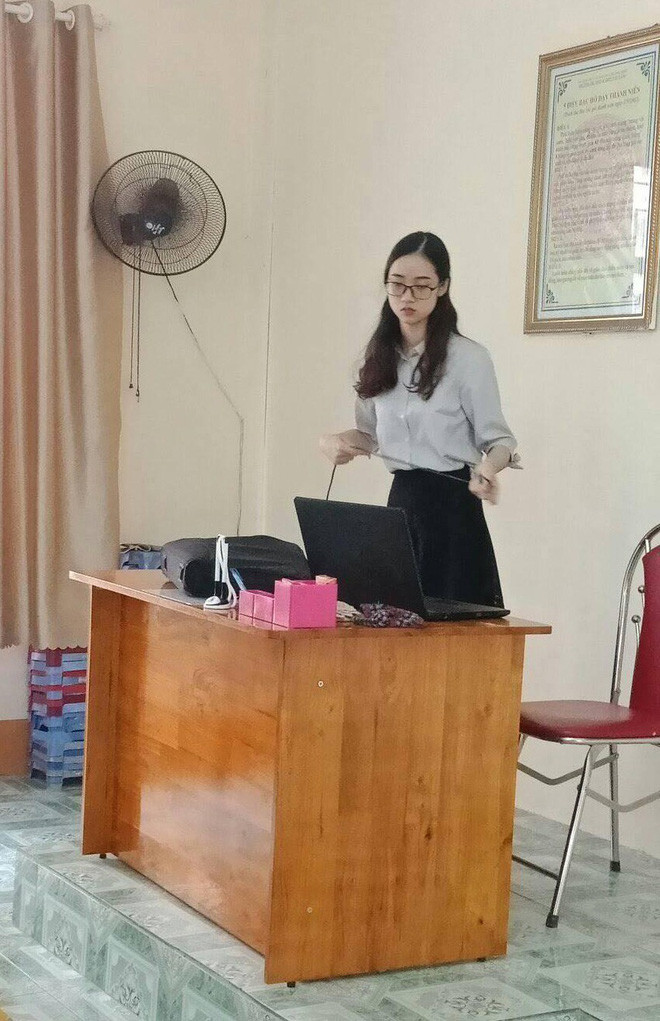 Cùng ngắm vẻ đẹp đáng yêu, trong sáng của cô giáo trẻ khiến học sinh "ngược nắng, ngược gió" để đến nhà tặng hoa