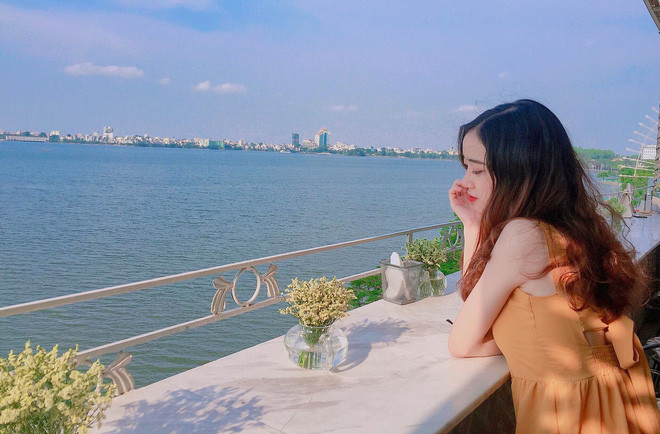 Hà Duyên hiện đã có bạn trai và hài lòng với cuộc sống hiện tại. Cô giáo mong muốn được theo đuổi nghề trồng người trong những năm tới.