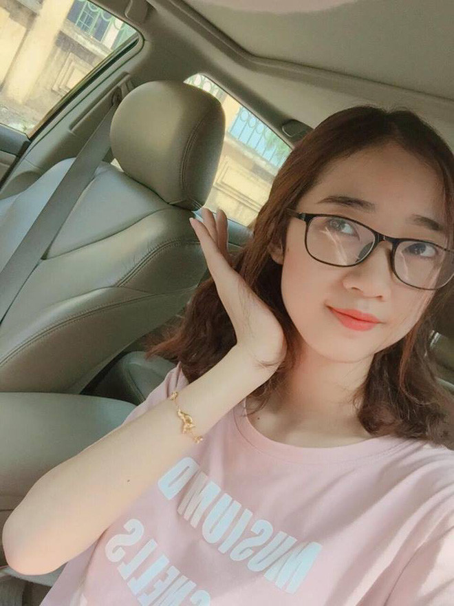 Hà Duyên cho hay làm giáo viên ước mơ từ thuở nhỏ của cô, đến khi đi thực tập, mong muốn ấy càng rõ ràng hơn. Dù thời gian đứng lớp chưa thực sự đáng kể nhưng nữ giáo viên trẻ đã có khá nhiều kỉ niệm với nghề, đặc biệt là với những cô cậu học trò.