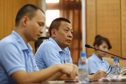 Nhà báo Lại Văn Sâm và con trai Lại Bắc Hải Đăng.