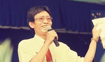 Hình ảnh nhà báo Lại Văn Sâm thuở mới vào nghề. Hình ảnh nhà báo Lại Văn Sâm thuở mới vào nghề.