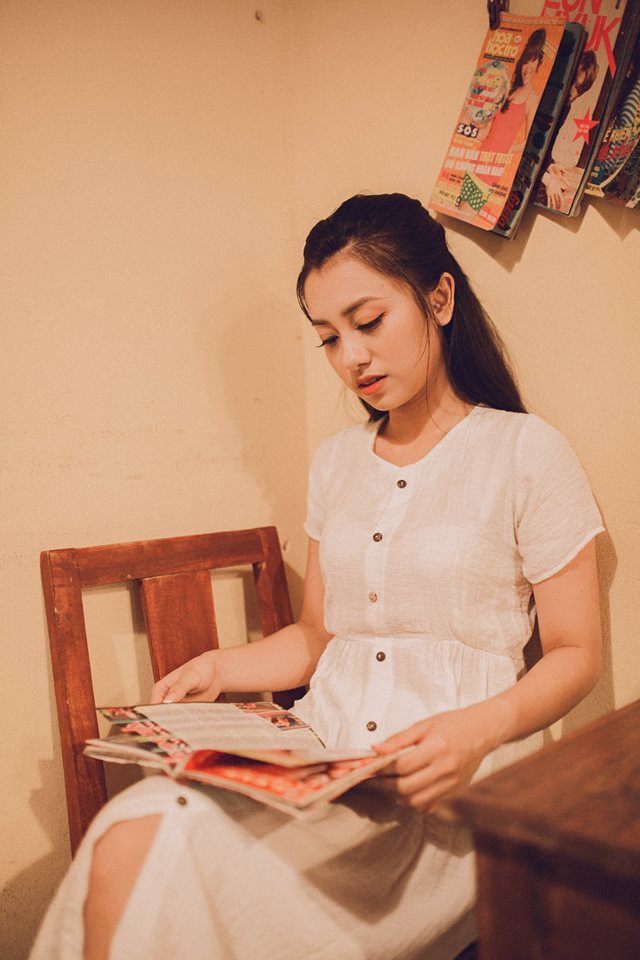 Thúy Quỳnh bồi hồi: "Từ khi 15 tuổi, Quỳnh vừa đi làm vừa đi học. Quỳnh còn nhớ như in những ngày vừa tan lớp đã được phụ huynh đón ở cổng trường và đưa đến Đài truyền hình. Sau một ngày dài học kiến thức, mình thấm mệt nhưng vẫn rất hứng thú với công việc này".