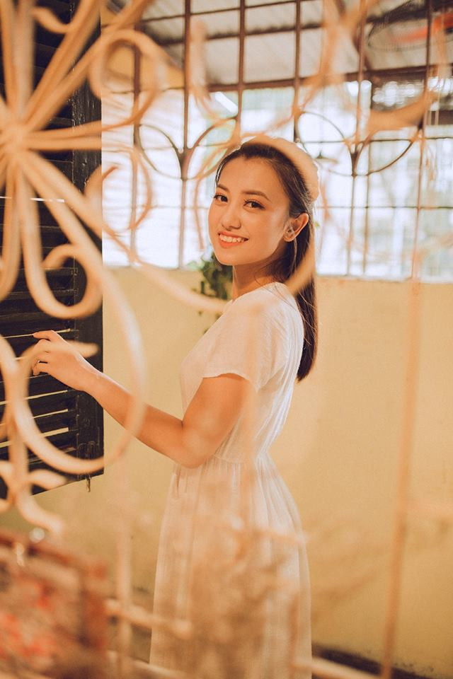 Vẫn nụ cười hồn nhiên và đôi mắt mơ mộng, Thúy Quỳnh tạo nên hình tượng một "ngọc nữ" thực sự trong bộ váy trắng.