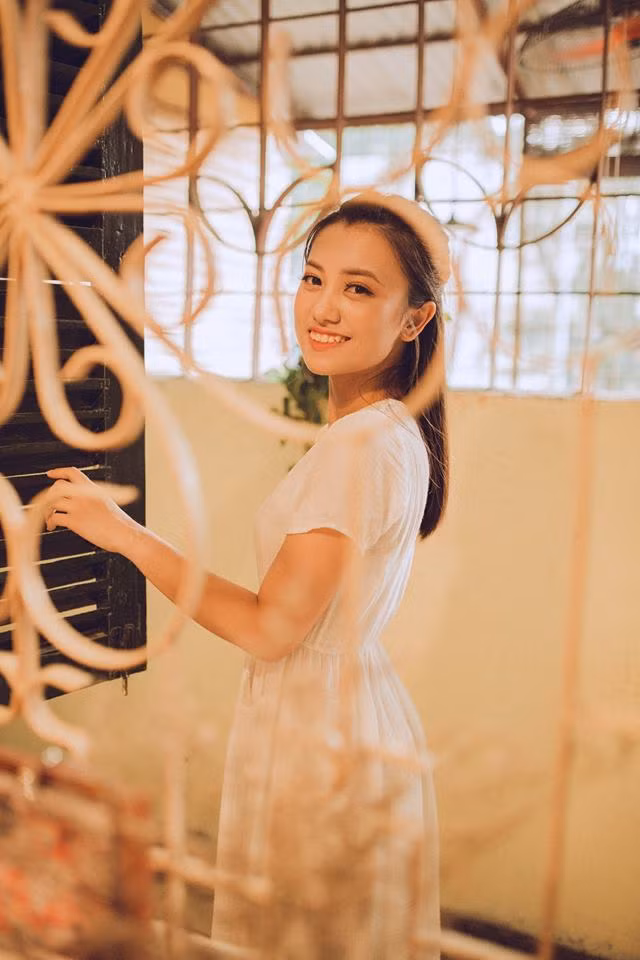 Vẫn nụ cười hồn nhiên và đôi mắt mơ mộng, Thúy Quỳnh tạo nên hình tượng một "ngọc nữ" thực sự trong bộ váy trắng.