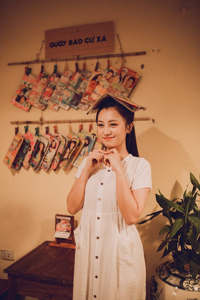 Không chỉ có những đoạn trầm, bộ ảnh của MC Ong Vàng còn có sự hồn nhiên, dễ thương của tuổi "cập kê".