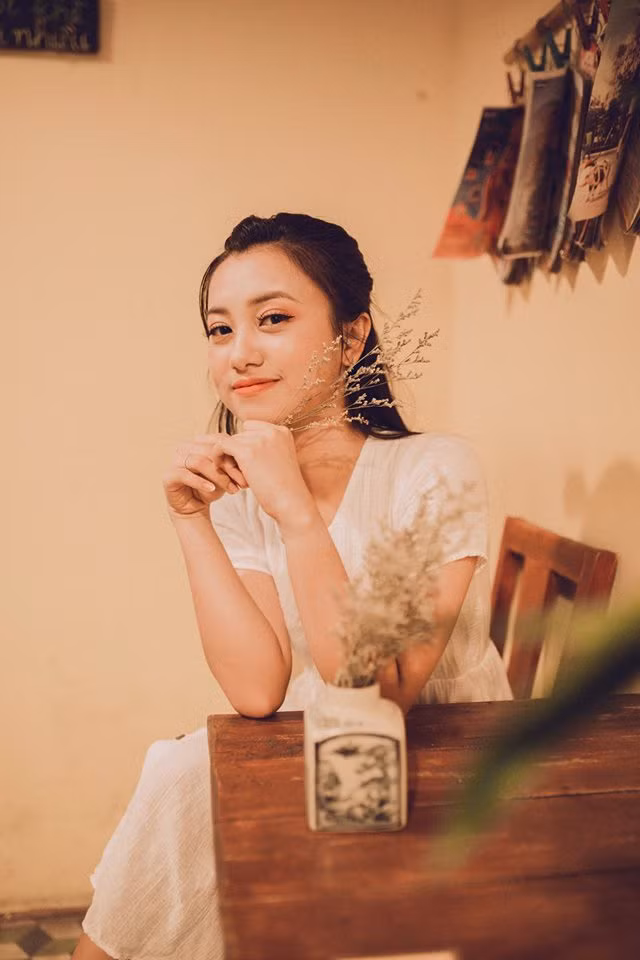 Bật mí nhỏ cho các anh em rằng, Thúy Quỳnh hiện tại vẫn cô đơn. Đặc biệt, nữ MC 9X này vẫn đang chờ đợi một người đàn ông đơn giản, người hiểu mình, trân trọng mình.