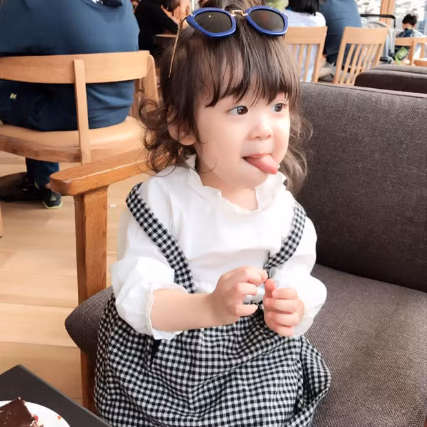 Sở hữu gương mặt siêu cưng với đôi mắt to tròn, đôi môi chúm chím, mái tóc xoăn cũng với những lý lẽ thông minh của mình, Linh Đan trở thành tâm điểm được rất nhiều người chú ý.