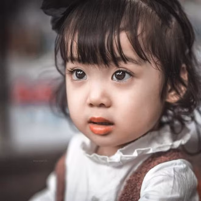 Nhân vật chính trong clip đó là cô nhóc 4 tuổi có tên Hồ Thục Linh Đan. Trong clip được mẹ ghi lại, Linh Đan liên tục bênh bố rằng không có mùi rượu đâu, chỉ nước lọc thôi; rồi mặt bố đỏ là do ăn ớt đấy, mùi rượu bia chắc từ nhà ông ngoại bay vào khiến người xem cười bò vì bé tí mà lắm lý lẽ, lại còn thông minh.