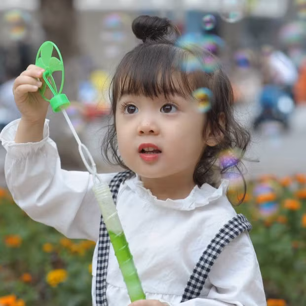 Sau khi clip của Linh Đan bênh bố được đăng tải, rất nhiều dân mạng đã đùa nhau rằng: "ước gì mai sau con mình cũng sẽ như vậy, khuôn mặt dễ thương và lý lẽ cực thông minh" hay "con nhà người ta đấy, nhìn thôi đã muốn cưng chứ chưa cần xem clip".