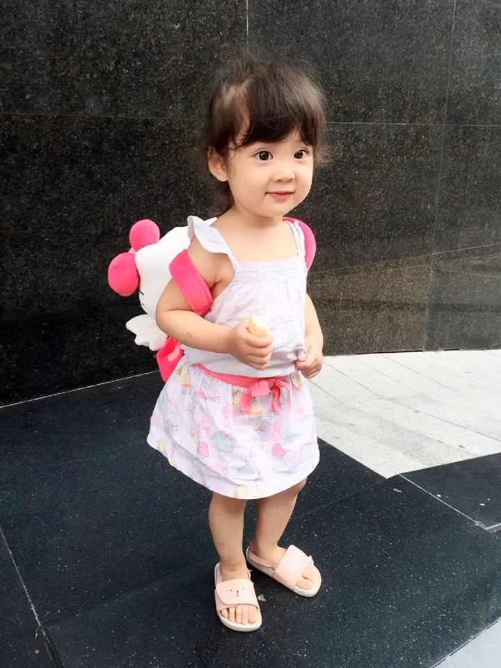 Mọi hình ảnh của Linh Đan trên trang cá nhân của mẹ Diệu Linh đều được cộng đồng mạng đón nhận nhiệt tình, không những vậy, họ còn đi tìm rất nhiều khoảnh khắc đáng yêu và lập hẳn một nhóm kín phát cuồng về cô bé 4 tuổi này.