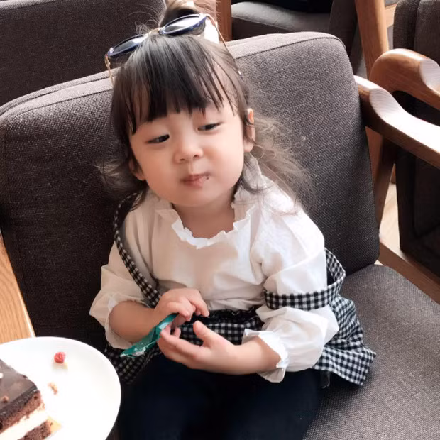 Nhiều dân mạng đã gọi Linh Đan với biệt danh "Nhóc tỳ đồng minh của bố" nhưng không phải vì vậy cô con gái 4 tuổi này không được mẹ cưng nhé. Trái lại, trên trang cá nhân của chị Tăng Diệu Linh (mẹ Linh Đan) đăng tải rất nhiều hình ảnh của cô nhóc.