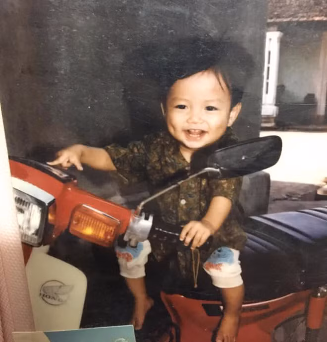 Theo nhiều dân mạng bình luận: "Chất lượng ảnh ngày xưa không sắc nét như bây giờ nhưng thần thái của các nhân vật trong ảnh không phải "dạng vừa đâu".