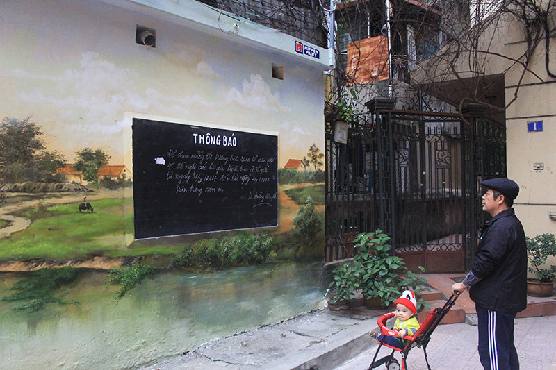 Những bức tường đẹp mê đắm này không còn chỉ là niềm tự hào của người dân khu tập thể Phụ nữ Trung ương mà còn là địa điểm quen thuộc để người dân khu lân cận sang thưởng tranh và chụp ảnh.