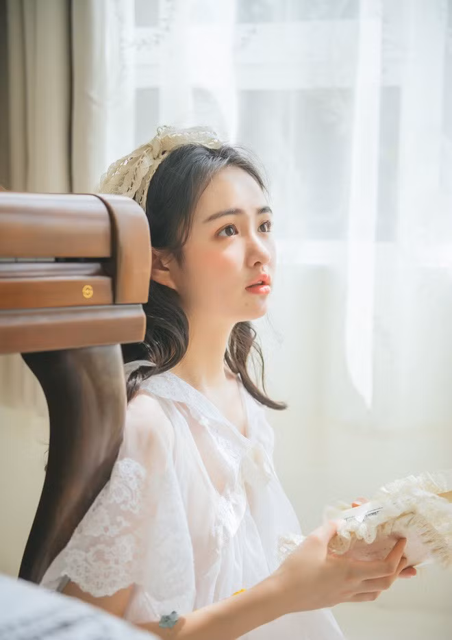 Được biết Thu Thu sinh năm 2004 và đến từ thành phố Lệ Thủy, tỉnh Chiết Giang (Trung Quốc).