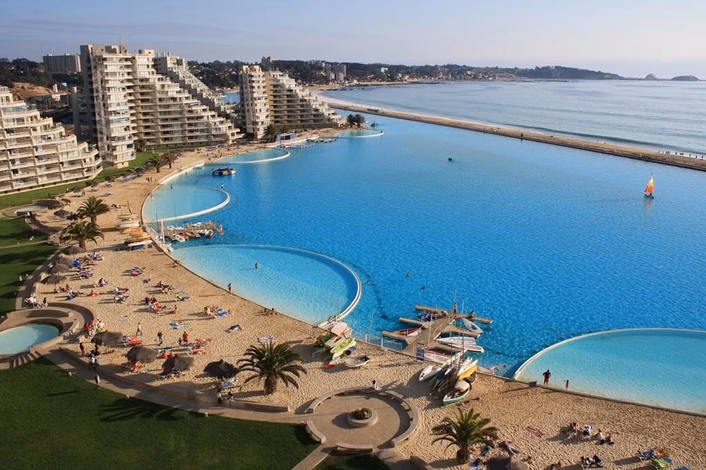 Nằm sát ngay bãi biển thành phố Algarrobo, có diện tích hơn 80.000 m2 và có thể chứa 250.000 m3 nước. Bể bơi Crystal Lagoon có chiều dài gấp 20 lần bể bơi Olympic và nơi sâu nhất lên đến 35 m.