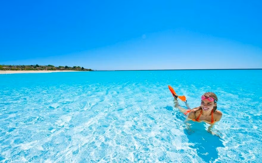 Đặc biệt cũng có khu vực bể bơi trong nhà và nhà hàng để phục vụ du khách.