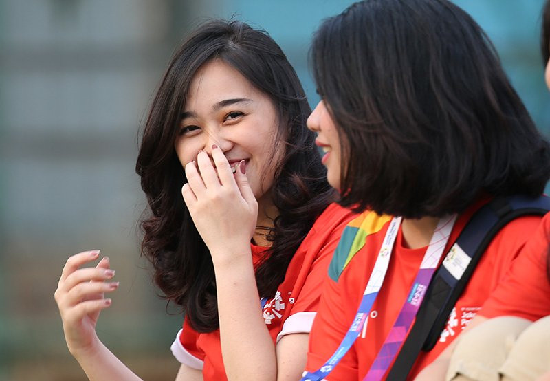 Cảm xúc ngượng ngùng của các cô gái tình nguyện viên sau khi phát hiện ống kính của phóng viên đang hướng về mình.